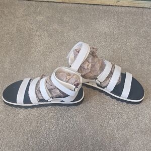 Stylish Sorel NWOT  White and Black Strappy Sandals Size 8